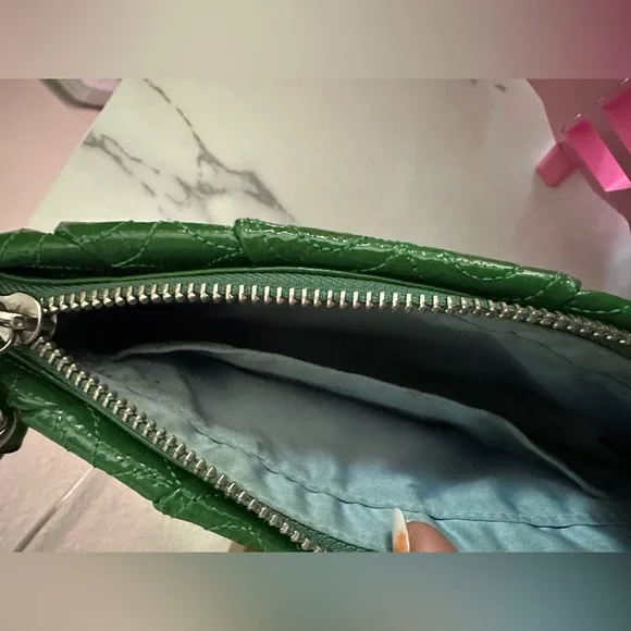 Stunning Kissing “C” Coach Wristlet - Picture 3 of 3